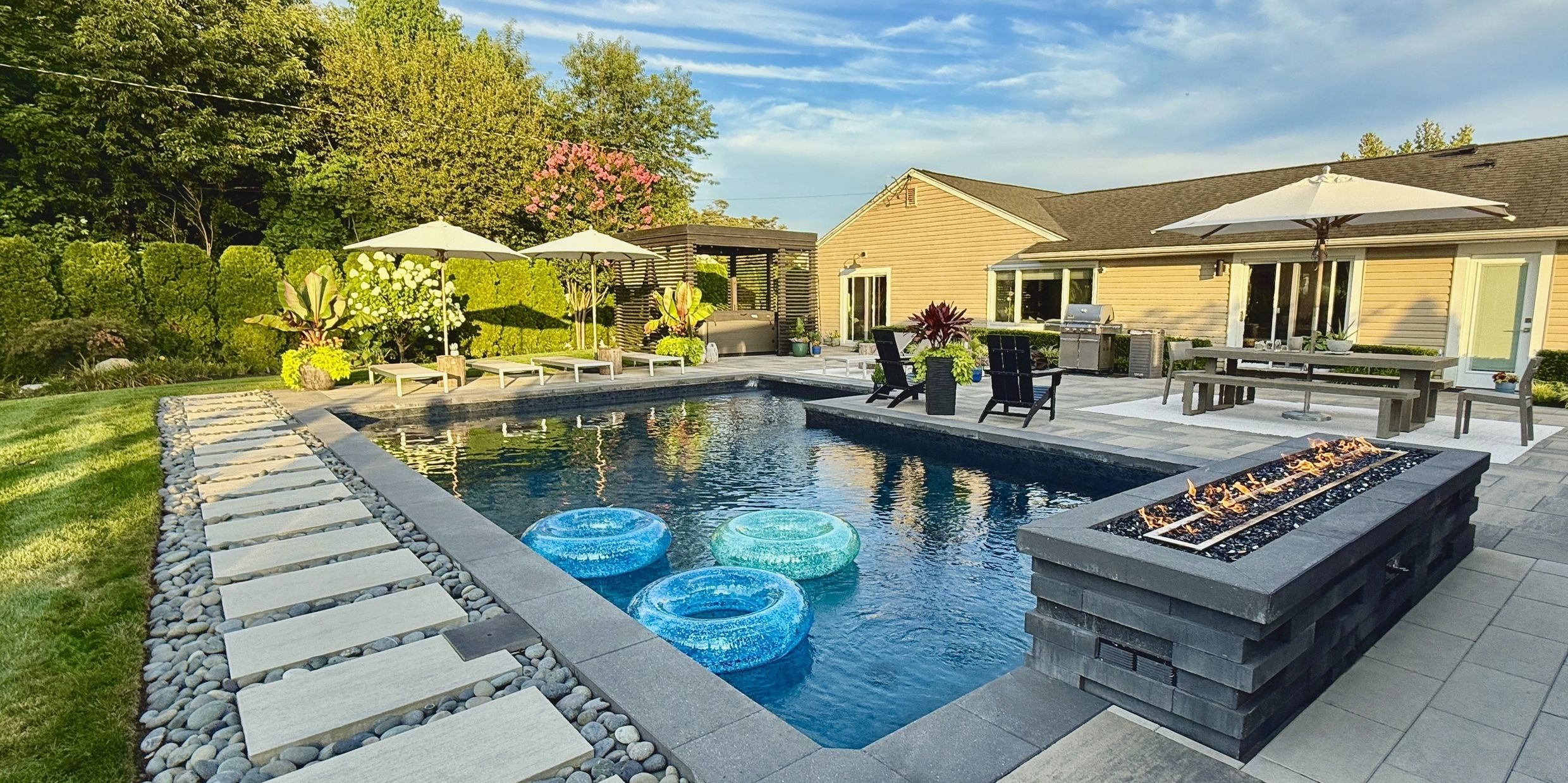 Hardscape paver surface with crisp borders